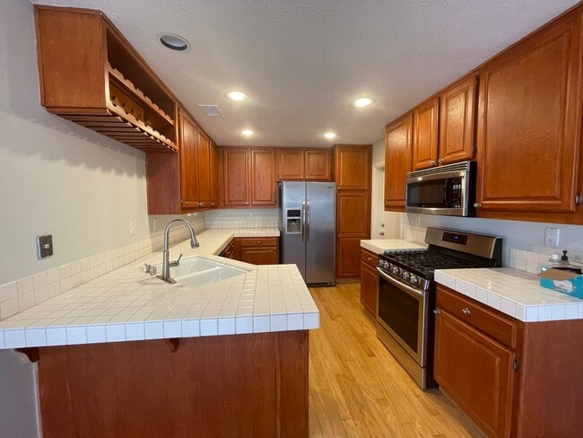 Building Photo - Spacious 3 Bedroom 2.5 Bathroom in Aliso Viejo