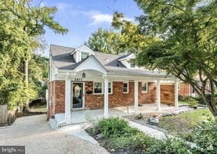 Building Photo - 2617 E Maple St