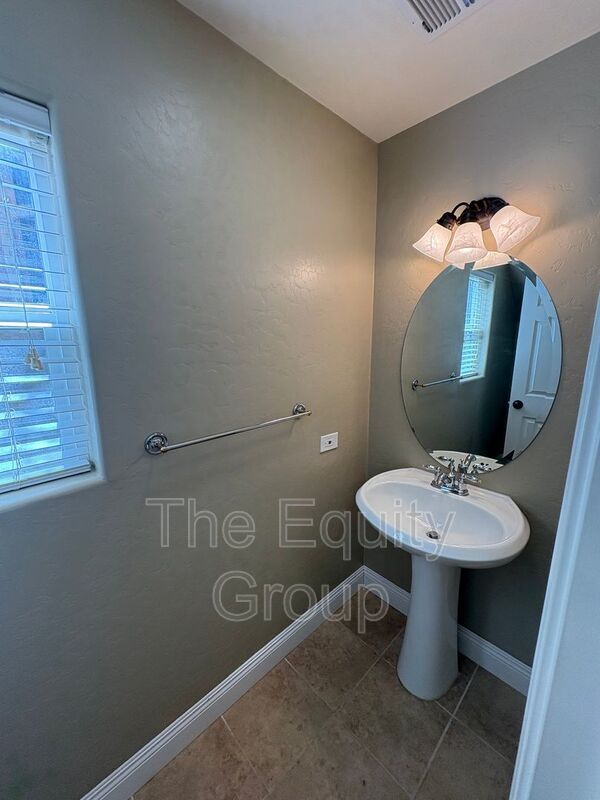 Building Photo - 1424 N Oliveto Ct