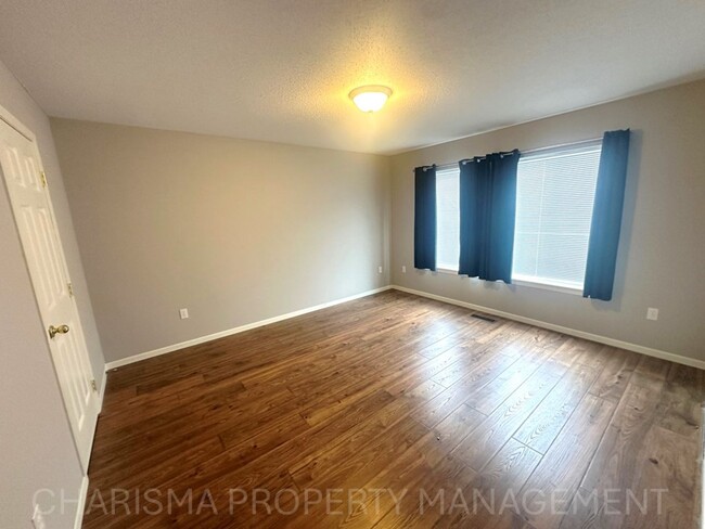 Building Photo - WALK IN LEVEL 2 BD, 1 BA CONDO WITH WOOD F...