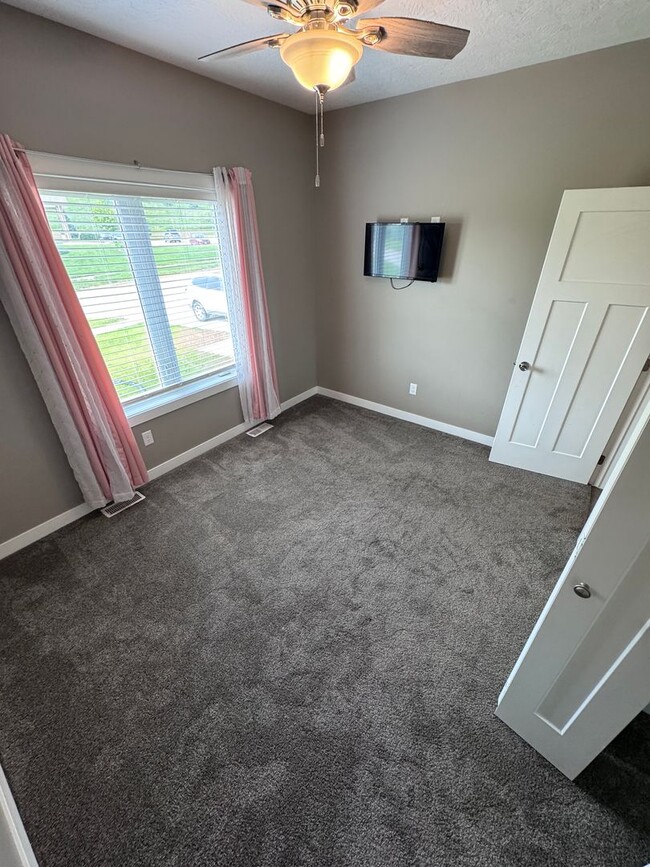 Building Photo - $2800 - 4 Bed 3 Bath Home in Westside Siou...