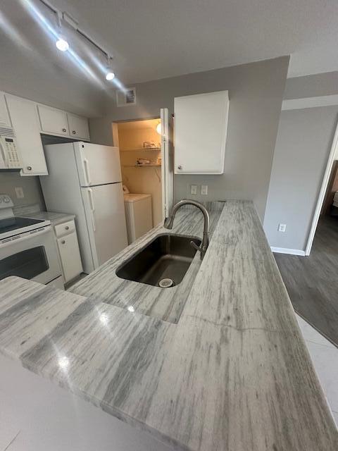 Building Photo - 141 SW Palm Dr