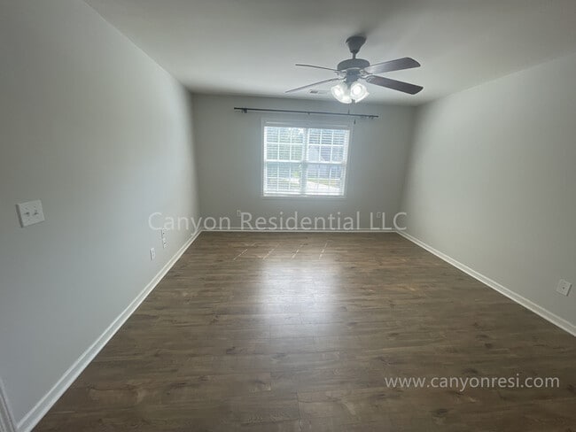 Building Photo - 4913 Fallfield Dr