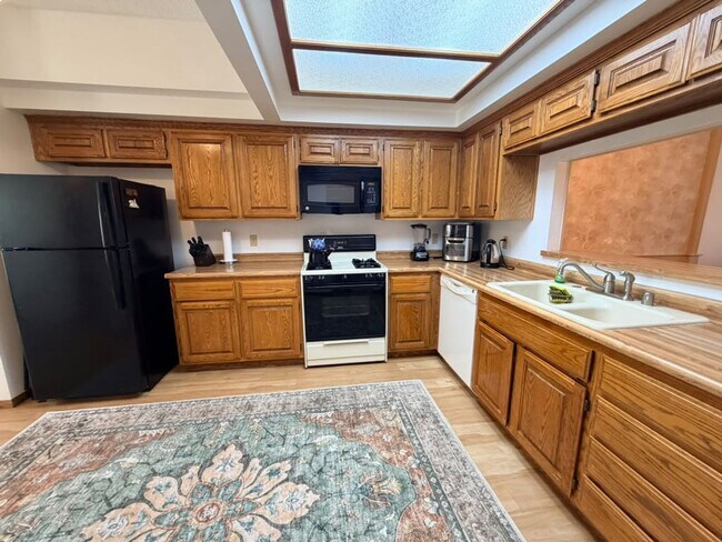 Building Photo - 7904 Shelter Island Way