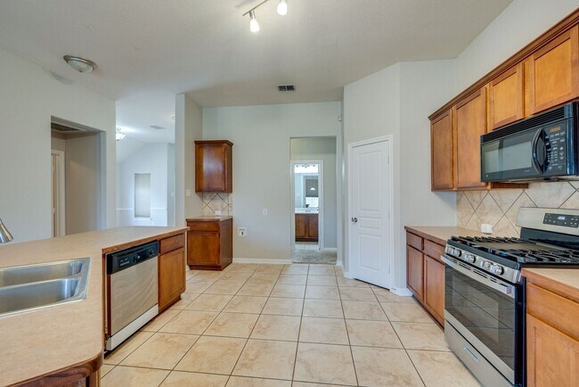 Building Photo - Great location. 4 bedrooms plus an office!