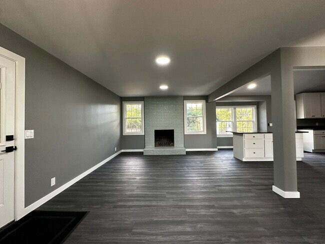 Building Photo - Fully Renovated in the Heart of Hendersonv...