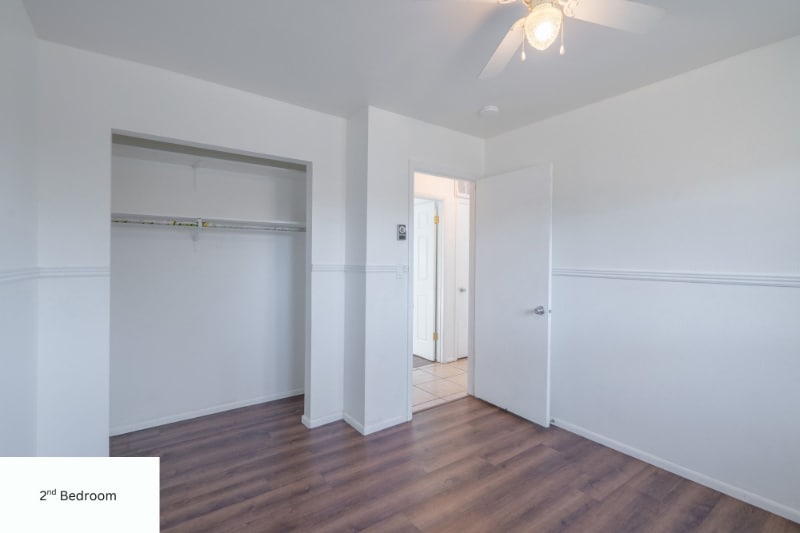 Building Photo - 726 N Valley View Dr