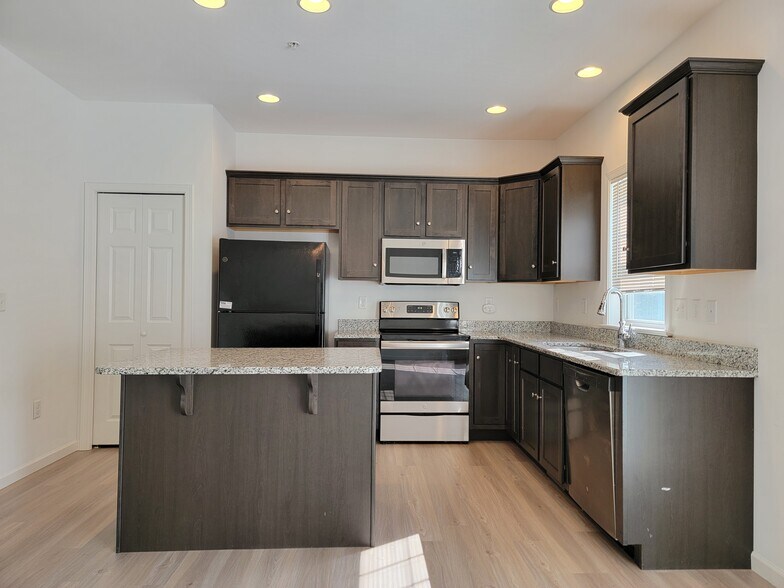 Building Photo - 10 Glenbrook Ct