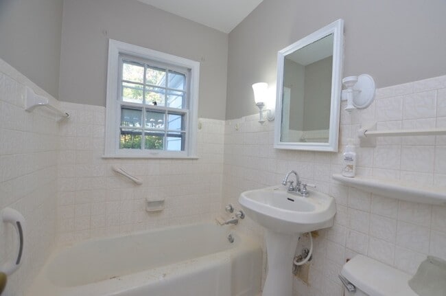 Building Photo - Cute Merle Hay Home!