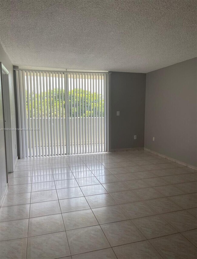 Building Photo - 10000 NW 80th Ct