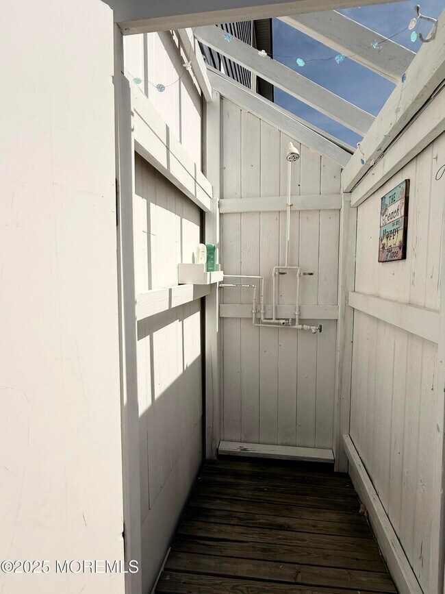 Building Photo - 1109 N Ocean Ave