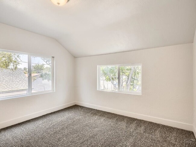 Building Photo - 1428 E Orman Ave