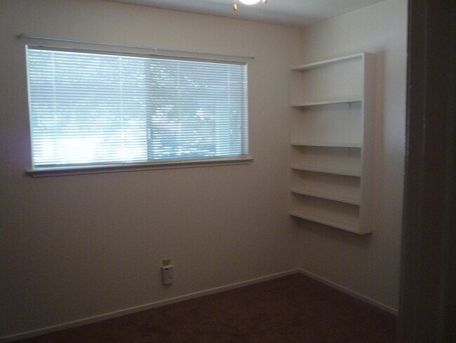 Building Photo - 3 bedroom + Bonus Room/Office in East Redding