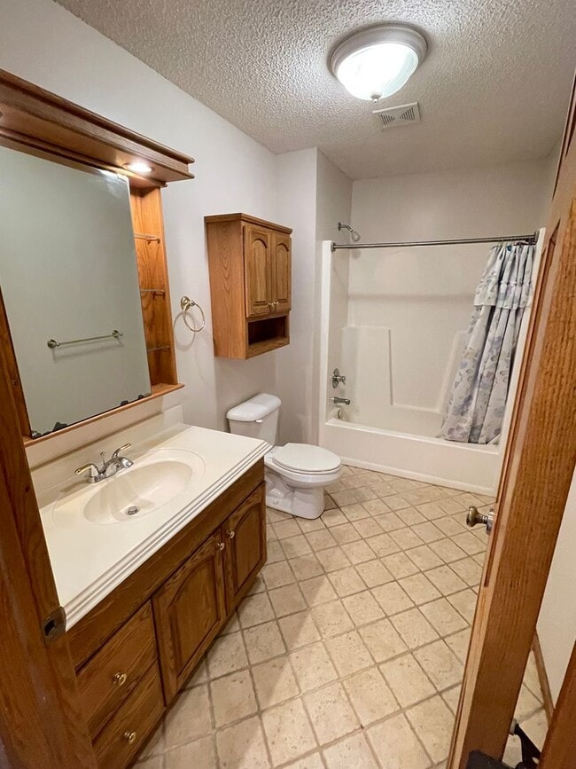 Building Photo - AVAILABLE NOW - 4 Bed, 3.5 Bath Home in He...