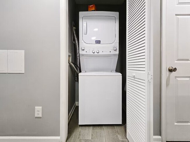 Building Photo - Townhome on Lawyer's Row