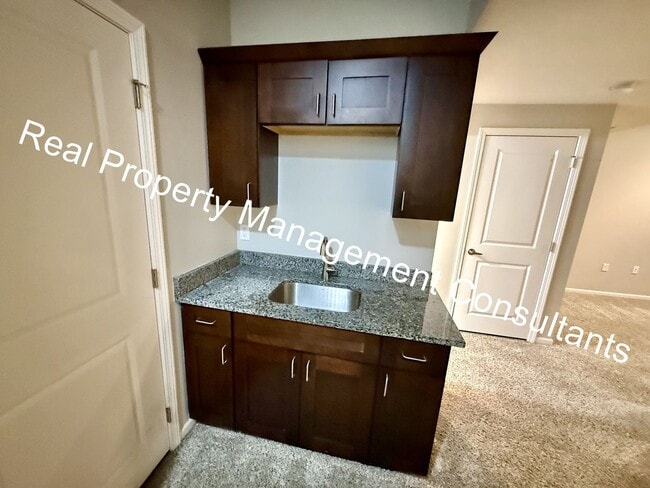 Building Photo - Spacious 3 Bed / 3.5 Bath in Blue Valley S...