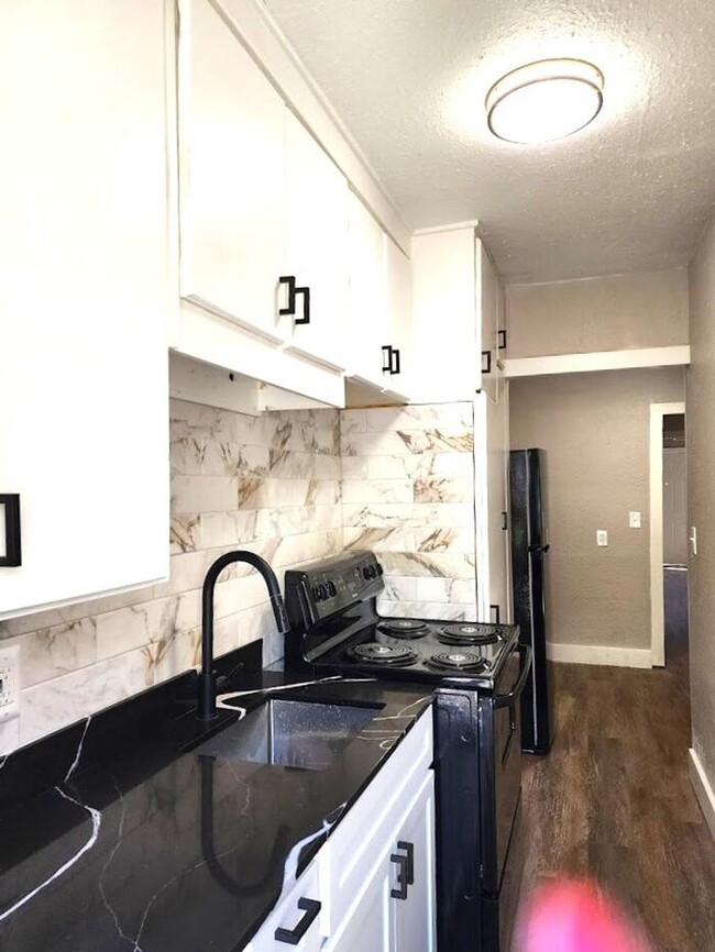 Building Photo - Fantastic 1 Bed 1 Bath Duplex in Shartel B...