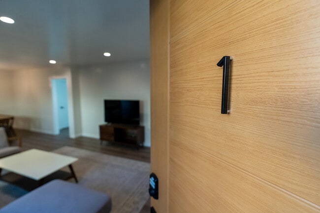 Building Photo - 521 N Flores St