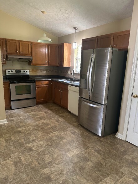 Building Photo - 10104 Wolf Den Ln