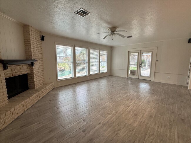 Building Photo - 822 Hidden Valley Dr