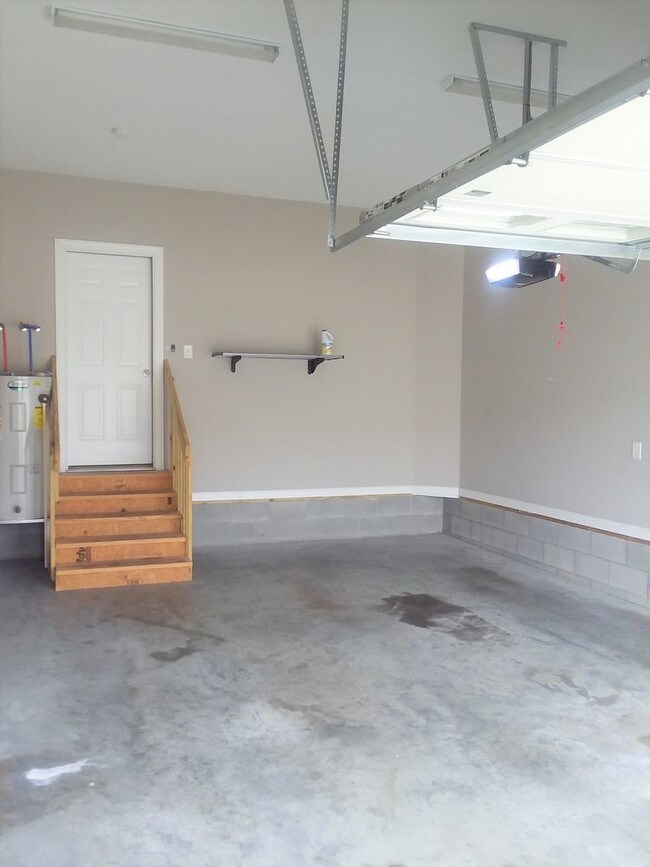 Building Photo - Nashville Townhouse w/Attached Garage