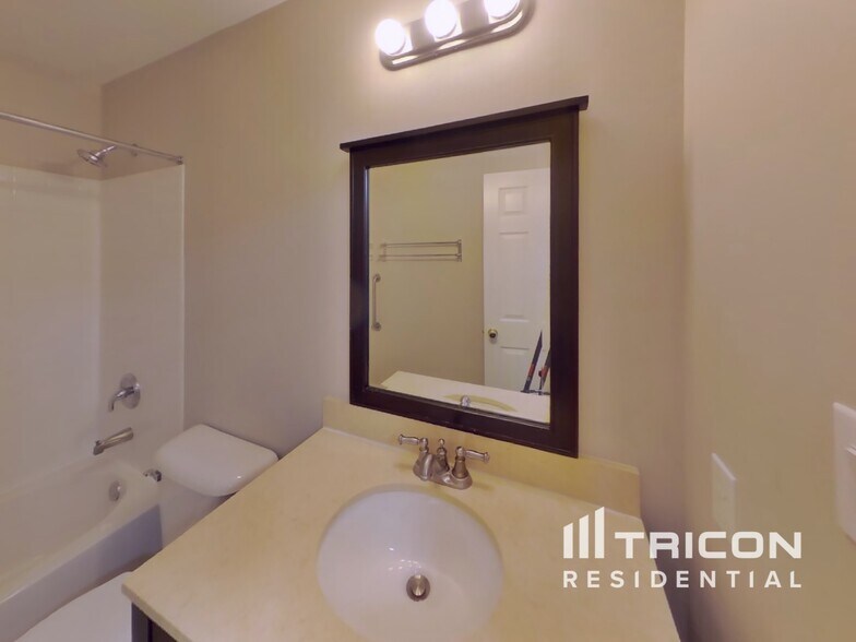 Building Photo - 621 Summer Stone Dr