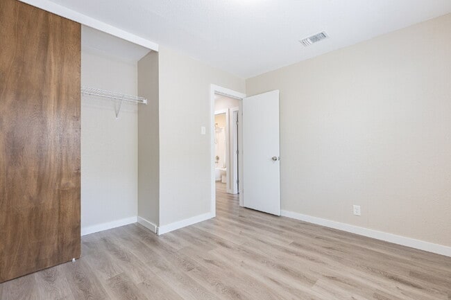 Building Photo - 1366 Bayou Dr