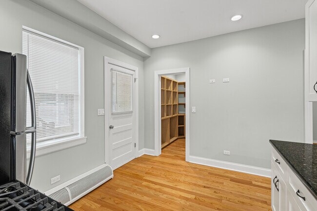 Building Photo - 3751 W Irving Park Rd
