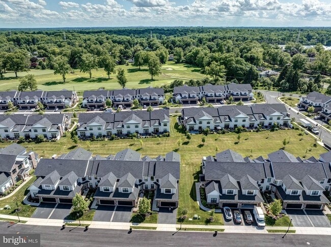 Building Photo - 2 Dogleg Ln
