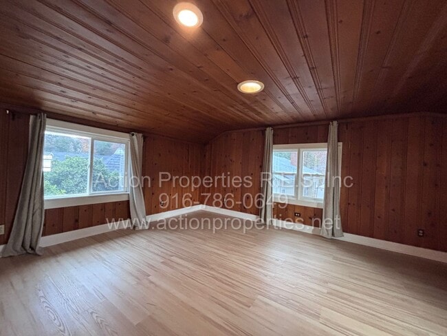 Building Photo - Central Roseville - 1 Bed, 1 Bath - New Flooring & Paint - Large Deck great for Entertaining! No ...