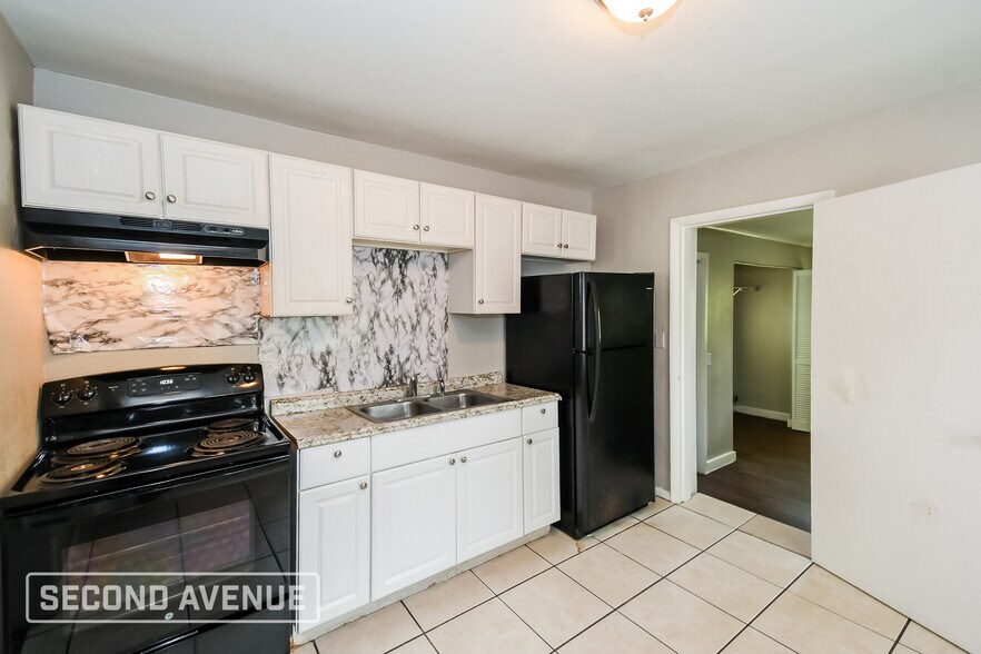 Building Photo - 1544 Breton Rd
