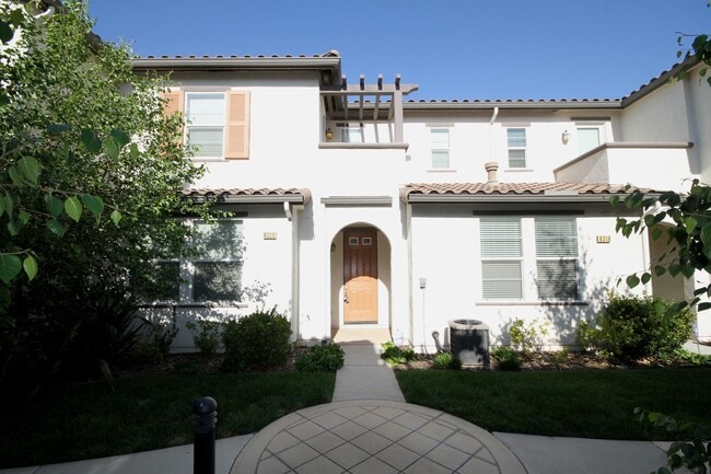 Building Photo - 3BR|2.5BA Condominum - Tenant Pays $175 monthly for WS&G