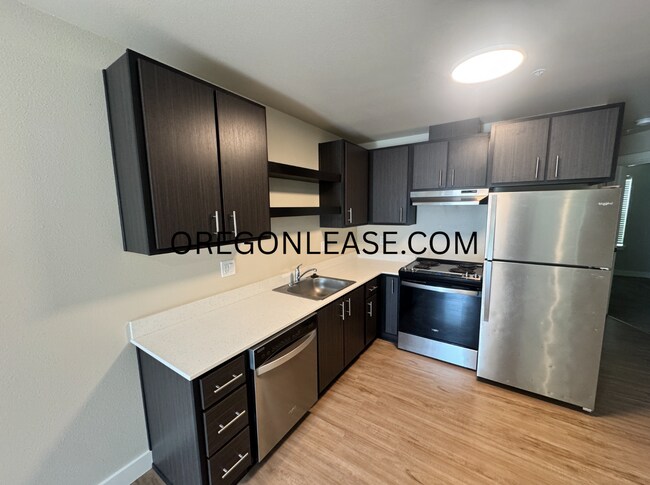 Building Photo - Newer 2-Bedroom Apartment