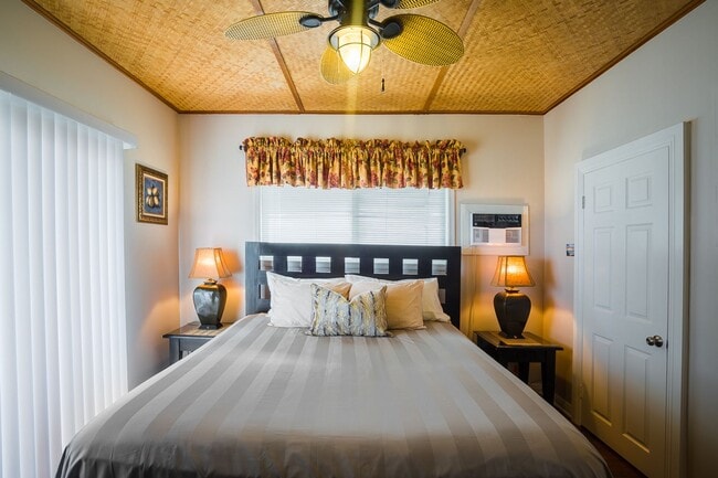 Building Photo - Welcome to this stunning 3-bedroom, 3-bathroom beachfront island oasis in the beautiful Hauula, HI.