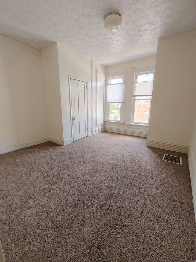 Building Photo - COMPLETELY UPDATED!! 2 bed/1 bath Close to Wexner Medical Center!