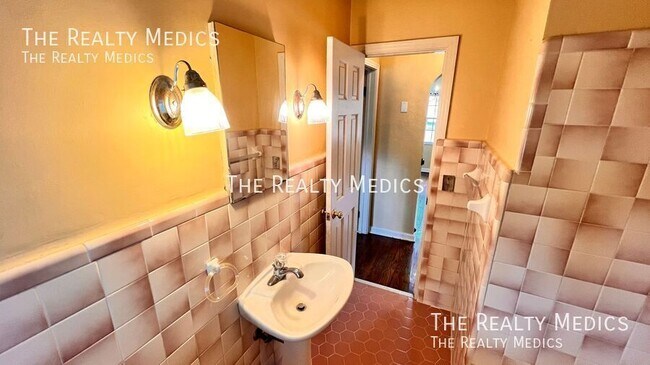 Building Photo - 1807 N Park Ave