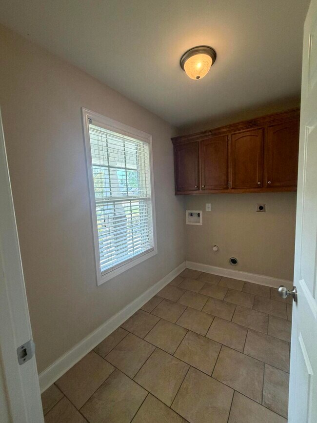 Building Photo - 2850 Foxcroft Cir