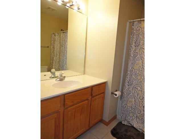 Building Photo - 2 Bedroom, 2 bathroom Townhome in Apple Va...