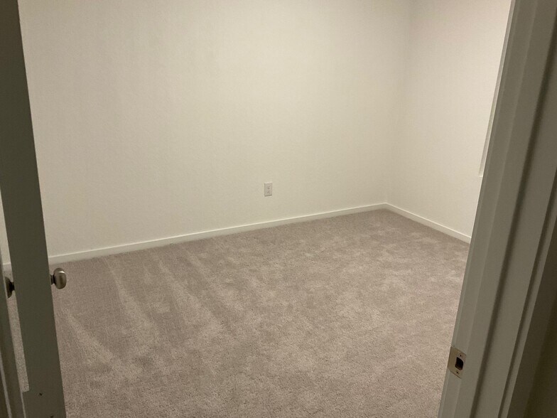 Secondary Bedroom 1 - 259 Ottawa Way