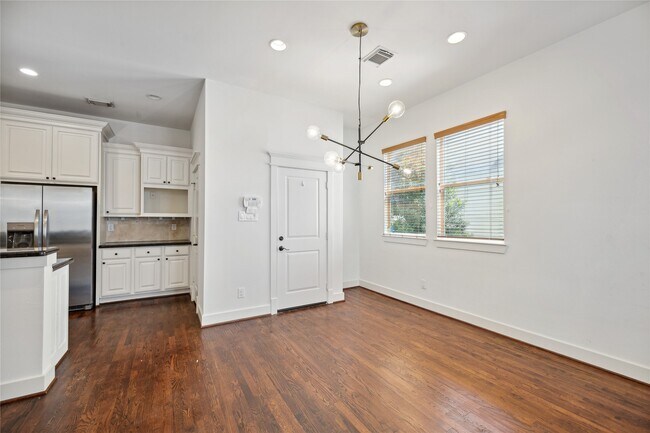 Building Photo - 1120 W 18th St