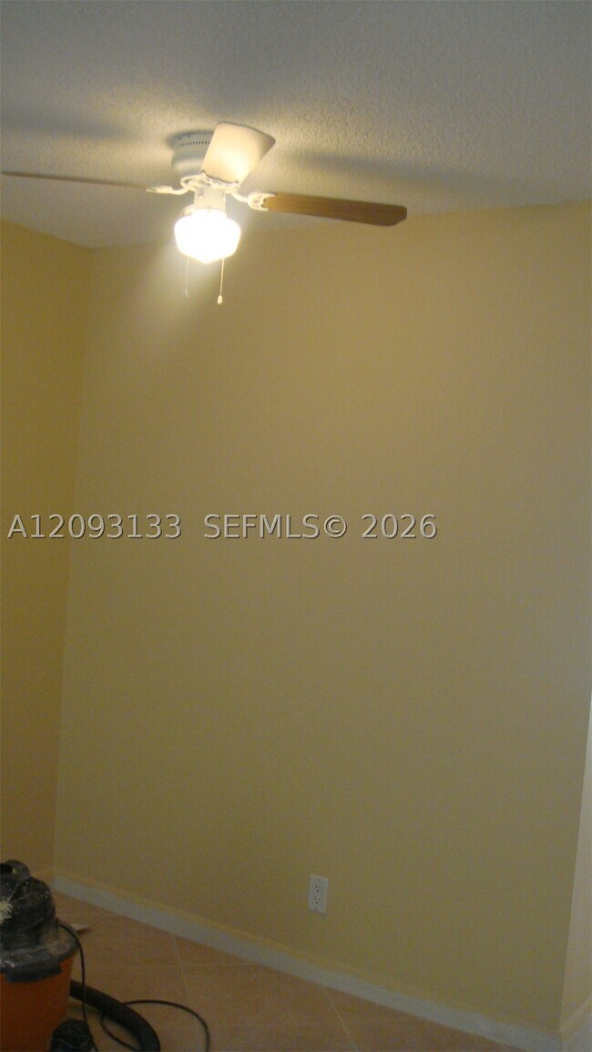 Building Photo - 17121 N Bay Rd