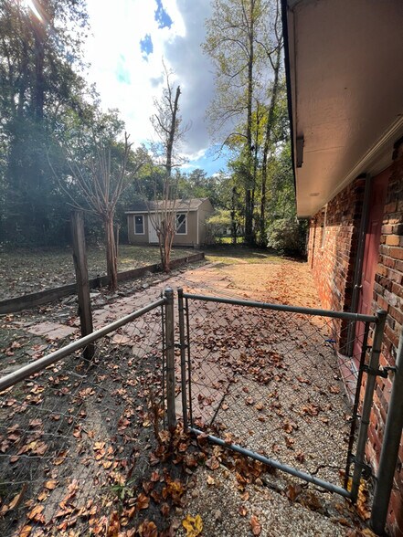 Building Photo - 2220 Mahan Dr