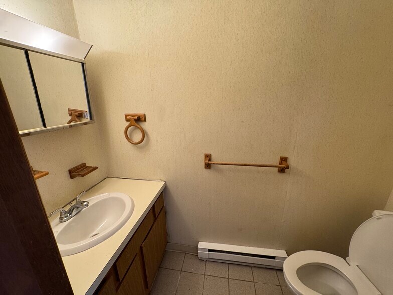 Building Photo - 975 Meriden Rd