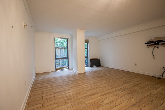 Building Photo - Cozy Studio Condo in Penn Quarter!