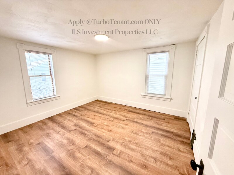 Building Photo - 341 N 6th Ave