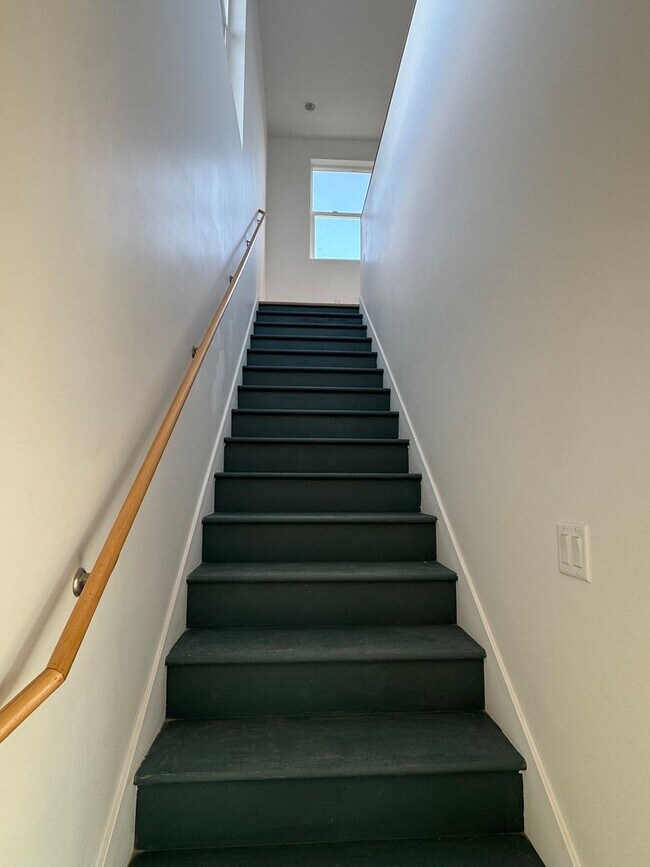 Building Photo - 4BR/3BA with Soaring Ceilings & Large Windows