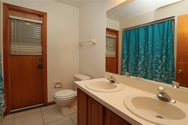 Building Photo - 5722 Bay Side Dr