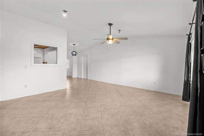 Building Photo - 1250 SE Petunia Ave