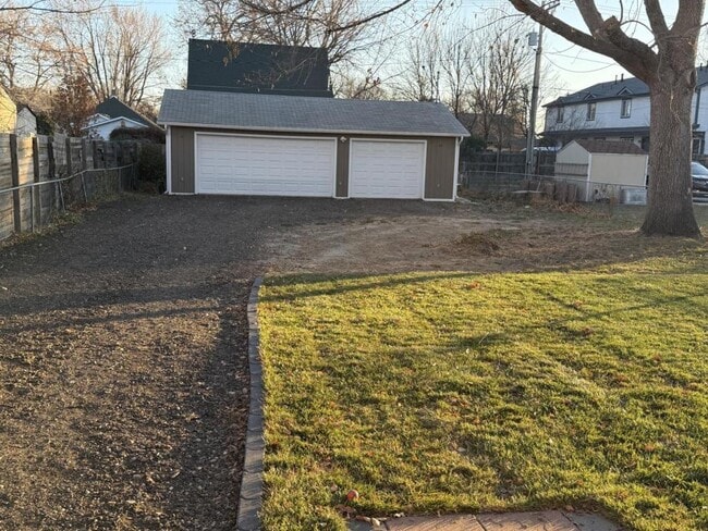 Building Photo - 1154 E 5th St