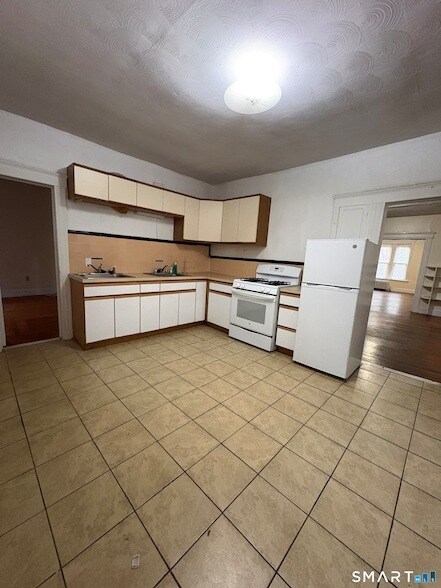 Building Photo - 787 Elm St